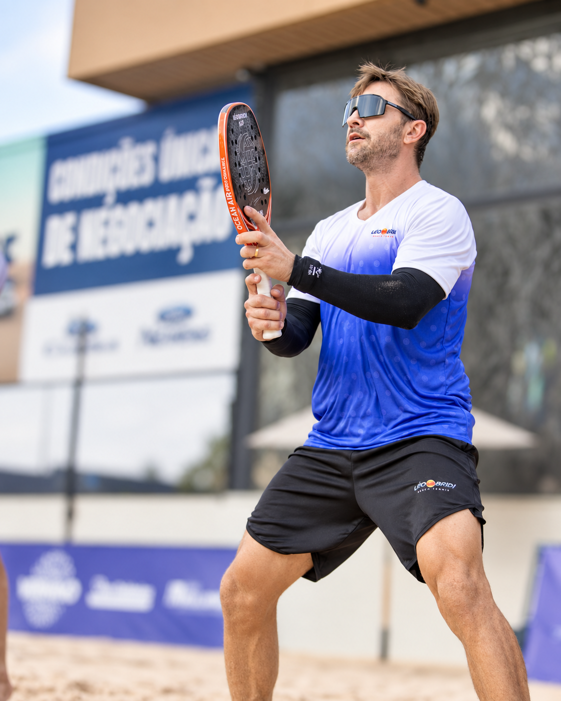 Léo Bridi em quadra, com a raquete de beach tennis, durante o Circuito Verano